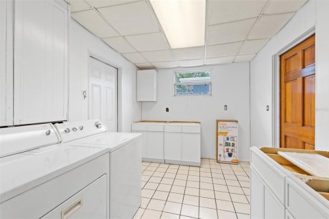 House in Merrit Island, Florida 4 bedrooms, 119.1 sq.m. № 1685131 - photo 14