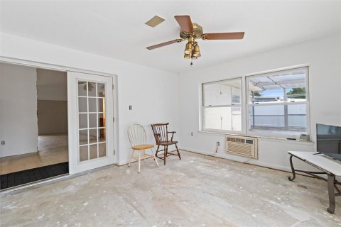 House in Merrit Island, Florida 4 bedrooms, 119.1 sq.m. № 1685131 - photo 17