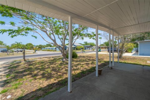 House in Merrit Island, Florida 4 bedrooms, 119.1 sq.m. № 1685131 - photo 4