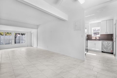 House in Fort Lauderdale, Florida 2 bedrooms, 80.08 sq.m. № 1892040 - photo 11