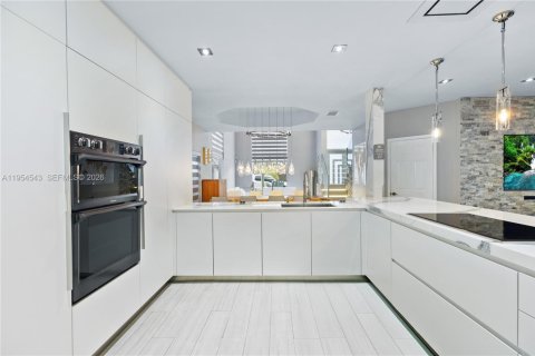 Купить виллу или дом в Дорал, Флорида 5 спален, 238.67м2, № 2009193 - фото 9