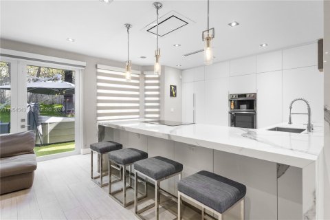 Купить виллу или дом в Дорал, Флорида 5 спален, 238.67м2, № 2009193 - фото 11