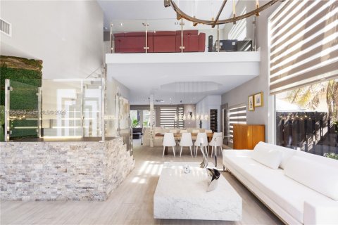 Купить виллу или дом в Дорал, Флорида 5 спален, 238.67м2, № 2009193 - фото 2