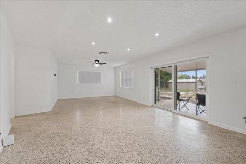 House in Spring Hill, Florida 2 bedrooms, 127.83 sq.m. № 2217107 - photo 13