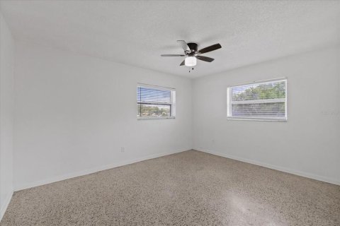 House in Spring Hill, Florida 2 bedrooms, 127.83 sq.m. № 2217107 - photo 25
