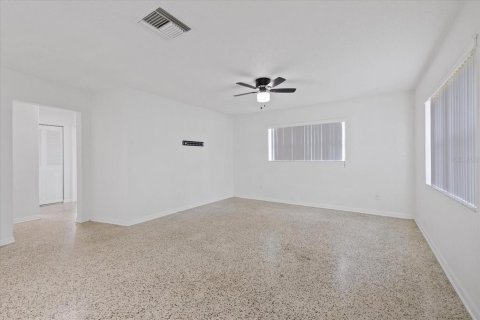 House in Spring Hill, Florida 2 bedrooms, 127.83 sq.m. № 2217107 - photo 16
