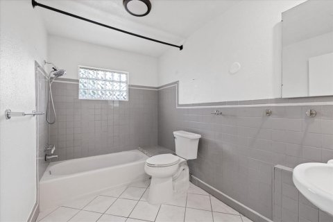 House in Spring Hill, Florida 2 bedrooms, 127.83 sq.m. № 2217107 - photo 23