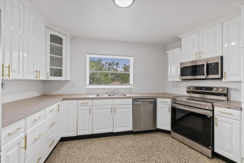 House in Spring Hill, Florida 2 bedrooms, 127.83 sq.m. № 2217107 - photo 19