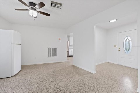House in Spring Hill, Florida 2 bedrooms, 127.83 sq.m. № 2217107 - photo 14