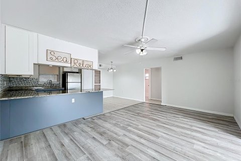Apartamento en alquiler en Treasure Island, Florida, 2 dormitorios, 74.32 m2 № 1910960 - foto 10