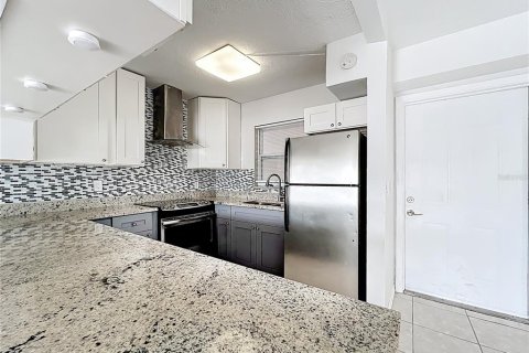 Apartamento en alquiler en Treasure Island, Florida, 2 dormitorios, 74.32 m2 № 1910960 - foto 9