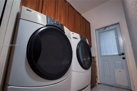 House in Miami, Florida 3 bedrooms, 252.88 sq.m. № 2039229 - photo 29