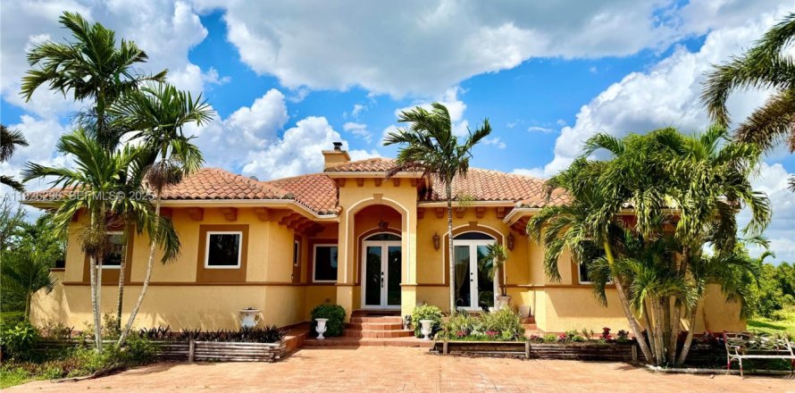 House in Miami, Florida 3 bedrooms, 252.88 sq.m. № 2039229