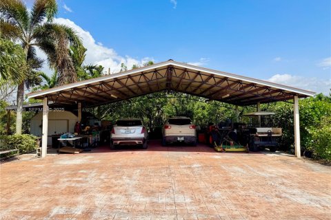 House in Miami, Florida 3 bedrooms, 252.88 sq.m. № 2039229 - photo 3