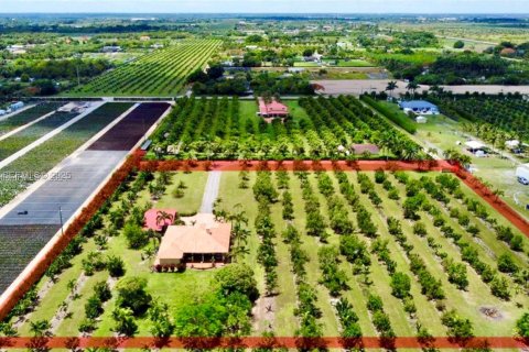 House in Miami, Florida 3 bedrooms, 252.88 sq.m. № 2039229 - photo 12