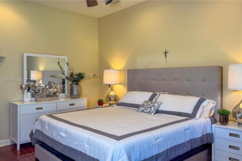 House in Miami, Florida 3 bedrooms, 252.88 sq.m. № 2039229 - photo 25