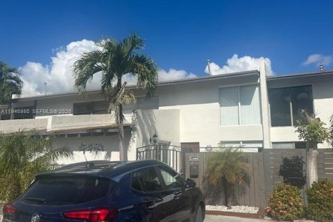 Condo in Miami, Florida, 3 bedrooms  № 2003370 - photo 1