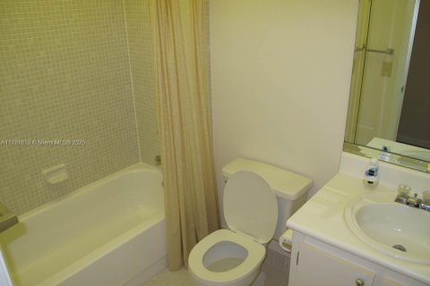 Condominio en venta en Tamarac, Florida, 2 dormitorios, 76.83 m2 № 2057785 - foto 2
