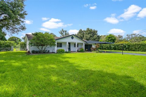 Villa ou maison à louer à Davie, Floride: 3 chambres, 164.62 m2 № 1985785 - photo 4