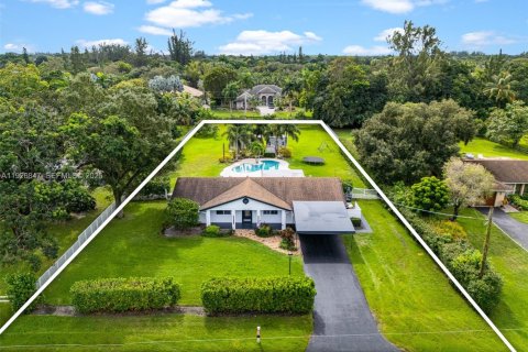 Villa ou maison à louer à Davie, Floride: 3 chambres, 164.62 m2 № 1985785 - photo 1