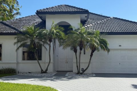 House in Boca Raton, Florida 3 bedrooms, 204.29 sq.m. № 2158172