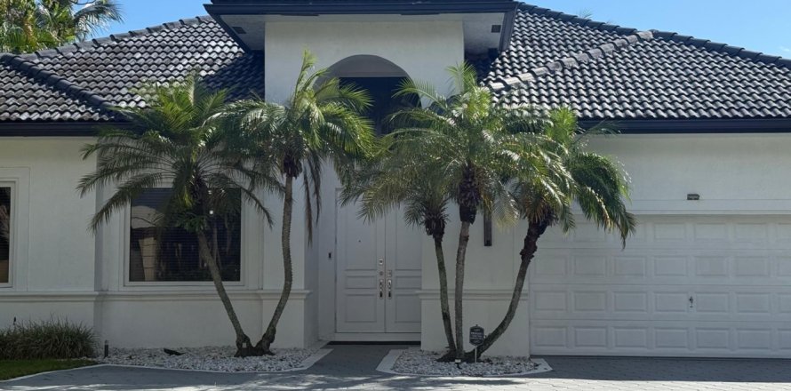 House in Boca Raton, Florida 3 bedrooms, 204.29 sq.m. № 2158172