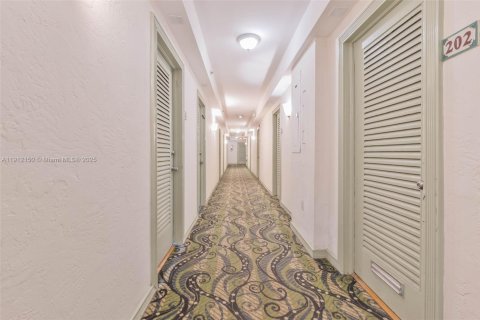 Condo in Miami Beach, Florida  № 2052760 - photo 8