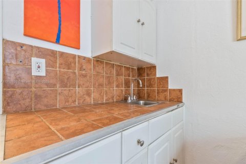 Condo in Miami Beach, Florida  № 2052760 - photo 6