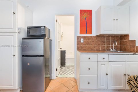 Condo in Miami Beach, Florida  № 2052760 - photo 14