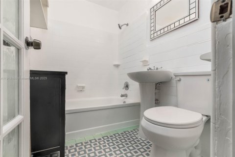 Condo in Miami Beach, Florida  № 2052760 - photo 7