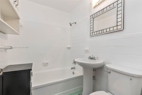 Condo in Miami Beach, Florida  № 2052760 - photo 15