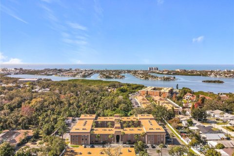 Condo in Largo, Florida, 1 bedroom № 2232626