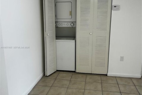 Condo in Hialeah, Florida, 1 bedroom  № 2011460 - photo 17