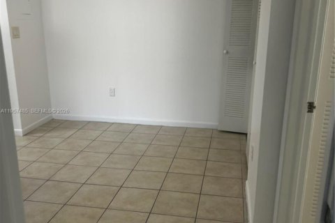 Condominio en alquiler en Hialeah, Florida, 1 dormitorio, 63.08 m2 № 2011460 - foto 5