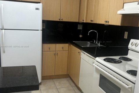Condominio en Hialeah, Florida, 1 dormitorio  № 2011460