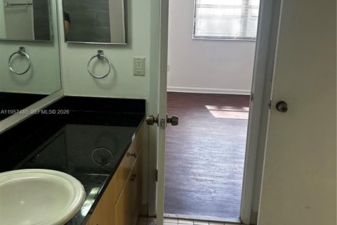 Condo in Hialeah, Florida, 1 bedroom  № 2011460 - photo 13