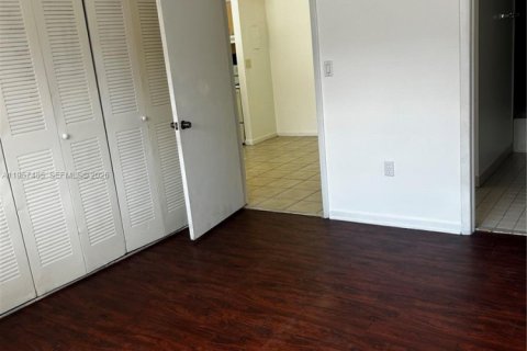 Condo in Hialeah, Florida, 1 bedroom  № 2011460 - photo 15