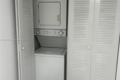 Condominio en alquiler en Hialeah, Florida, 1 dormitorio, 63.08 m2 № 2011460 - foto 7