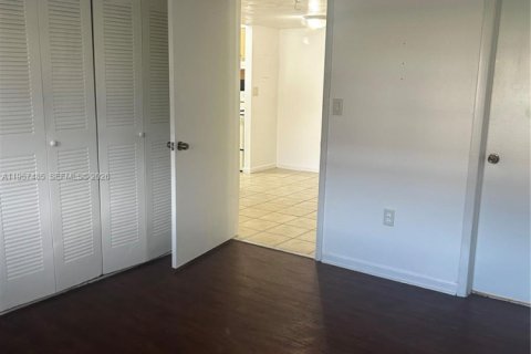Condominio en alquiler en Hialeah, Florida, 1 dormitorio, 63.08 m2 № 2011460 - foto 11