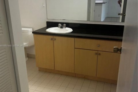 Condominio en alquiler en Hialeah, Florida, 1 dormitorio, 63.08 m2 № 2011460 - foto 8