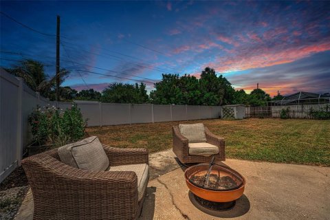 House in Saint Petersburg, Florida 3 bedrooms, 113.99 sq.m. № 2151600 - photo 24