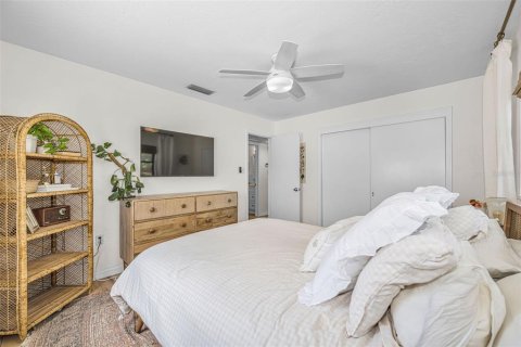 House in Saint Petersburg, Florida 3 bedrooms, 113.99 sq.m. № 2151600 - photo 17