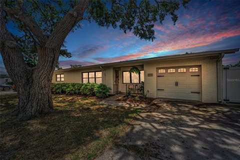 House in Saint Petersburg, Florida 3 bedrooms, 113.99 sq.m. № 2151600 - photo 2