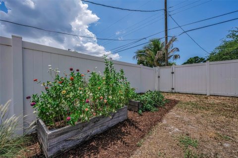 House in Saint Petersburg, Florida 3 bedrooms, 113.99 sq.m. № 2151600 - photo 27