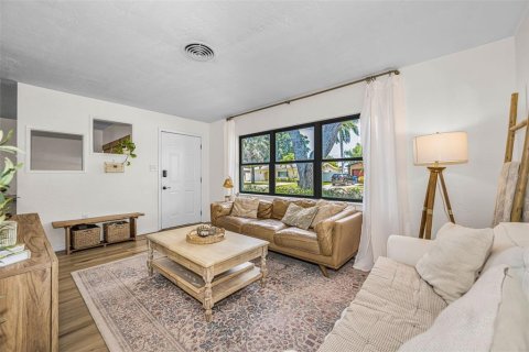 House in Saint Petersburg, Florida 3 bedrooms, 113.99 sq.m. № 2151600 - photo 6