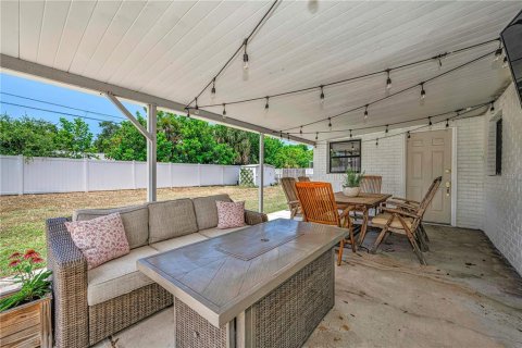 House in Saint Petersburg, Florida 3 bedrooms, 113.99 sq.m. № 2151600 - photo 25