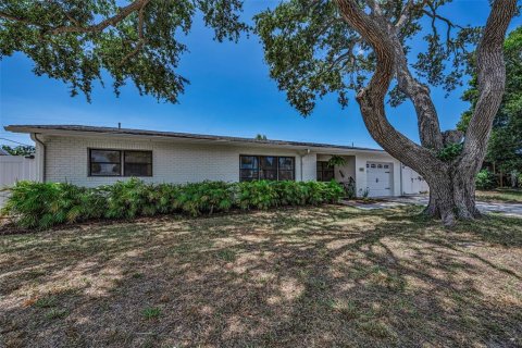 House in Saint Petersburg, Florida 3 bedrooms, 113.99 sq.m. № 2151600 - photo 3