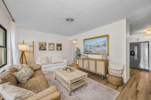 House in Saint Petersburg, Florida 3 bedrooms, 113.99 sq.m. № 2151600 - photo 4