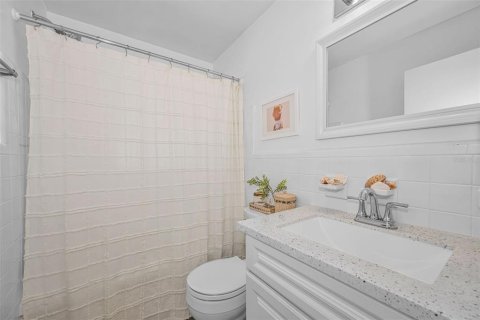 House in Saint Petersburg, Florida 3 bedrooms, 113.99 sq.m. № 2151600 - photo 18