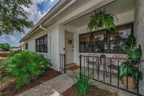 House in Saint Petersburg, Florida 3 bedrooms, 113.99 sq.m. № 2151600
